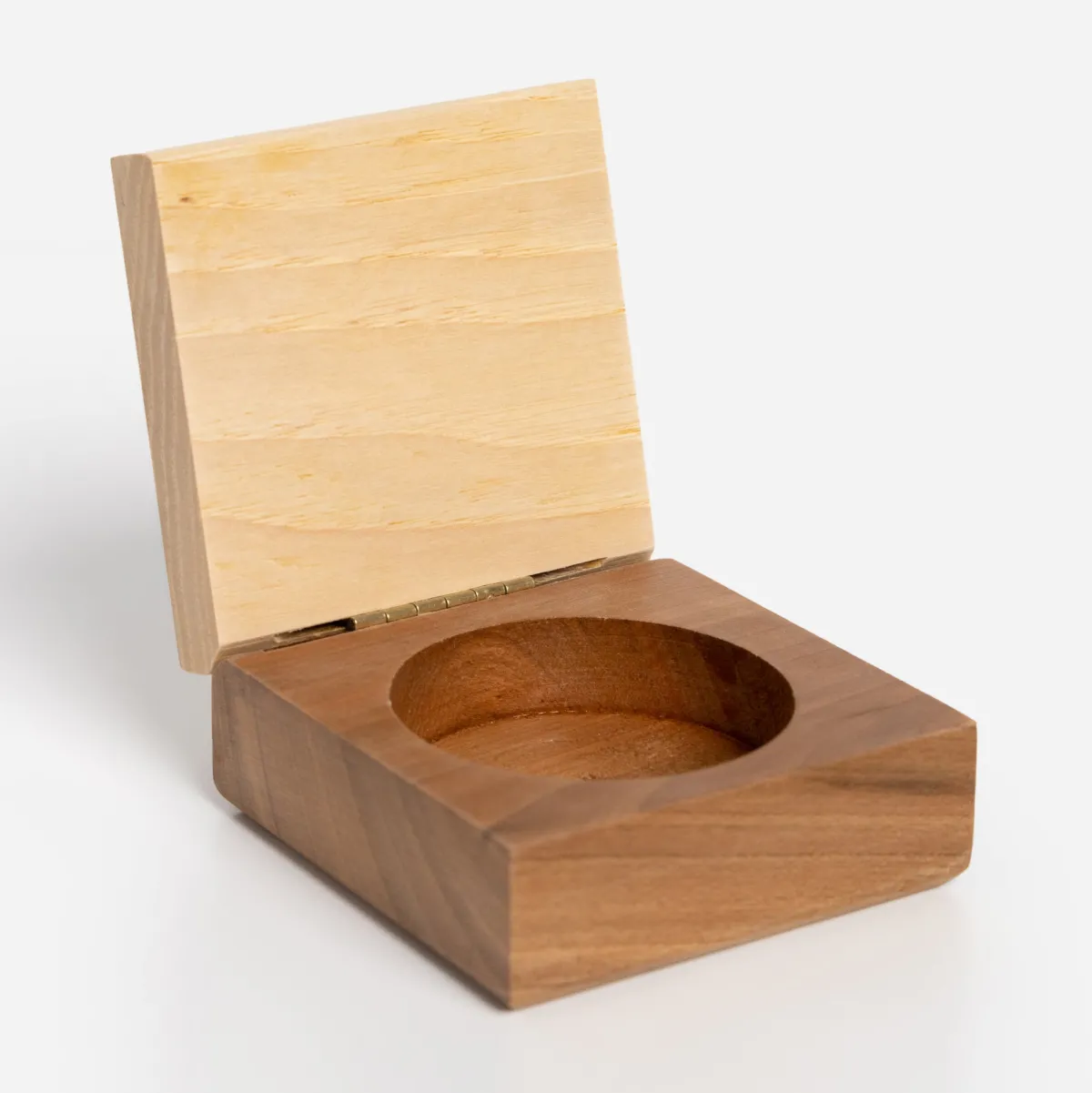 Vesterheim Woodworking-Small Hinged Box by Women's Sawing Circle